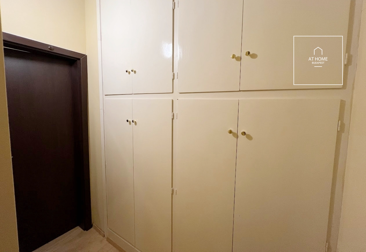 Renovated 3-bedroom apartment with balcony in the city centre, refurbished in 2020