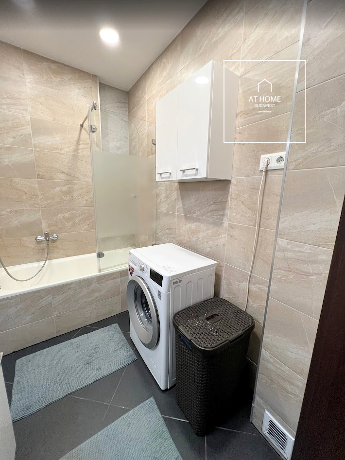 Renovated 3-bedroom apartment with balcony in the city centre, refurbished in 2020