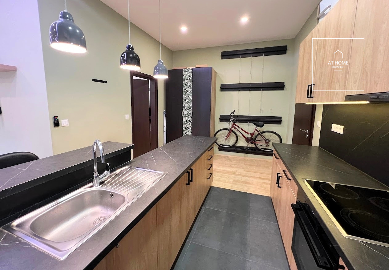 Renovated 3-bedroom apartment with balcony in the city centre, refurbished in 2020