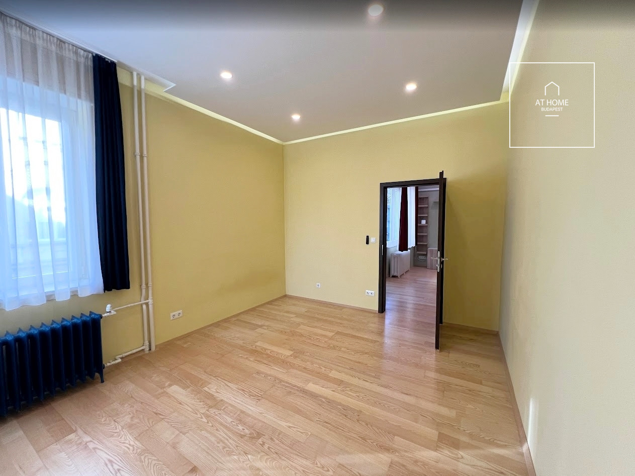 Renovated 3-bedroom apartment with balcony in the city centre, refurbished in 2020