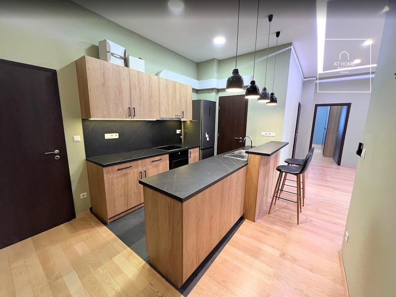 Renovated 3-bedroom apartment with balcony in the city centre, refurbished in 2020