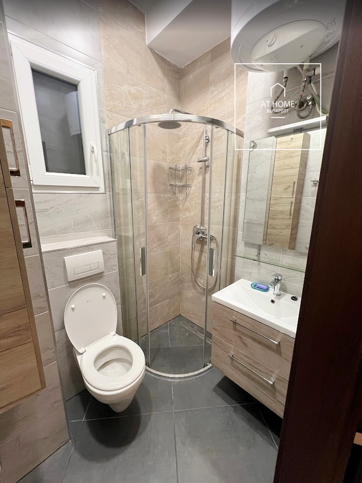 Renovated 3-bedroom apartment with balcony in the city centre, refurbished in 2020