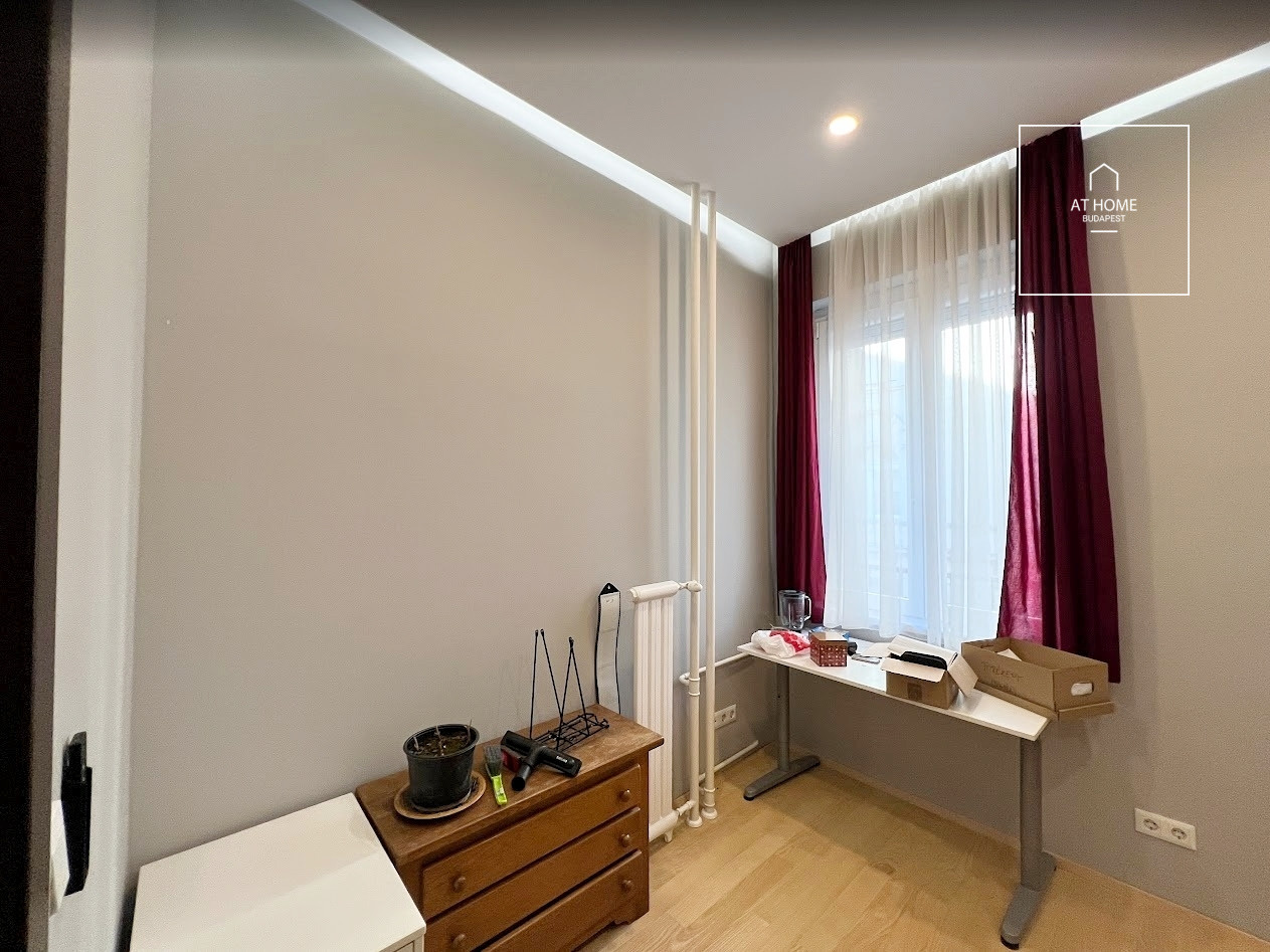 Renovated 3-bedroom apartment with balcony in the city centre, refurbished in 2020