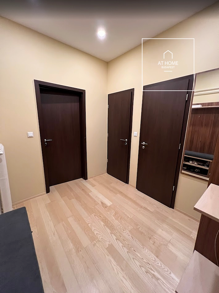 Renovated 3-bedroom apartment with balcony in the city centre, refurbished in 2020