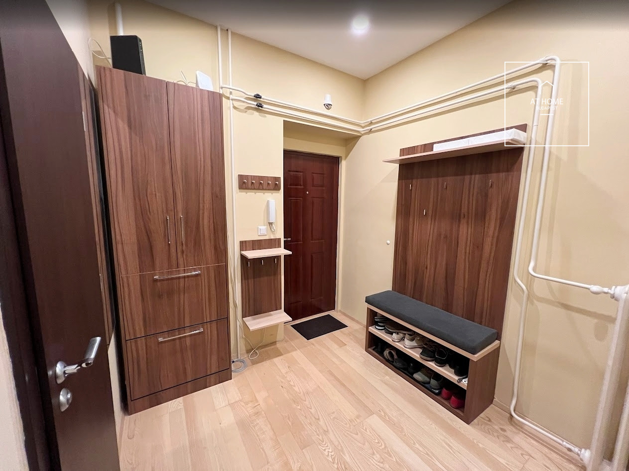 Renovated 3-bedroom apartment with balcony in the city centre, refurbished in 2020