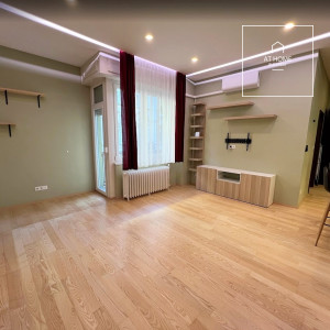 Renovated 3-bedroom apartment with balcony in the city centre, refurbished in 2020