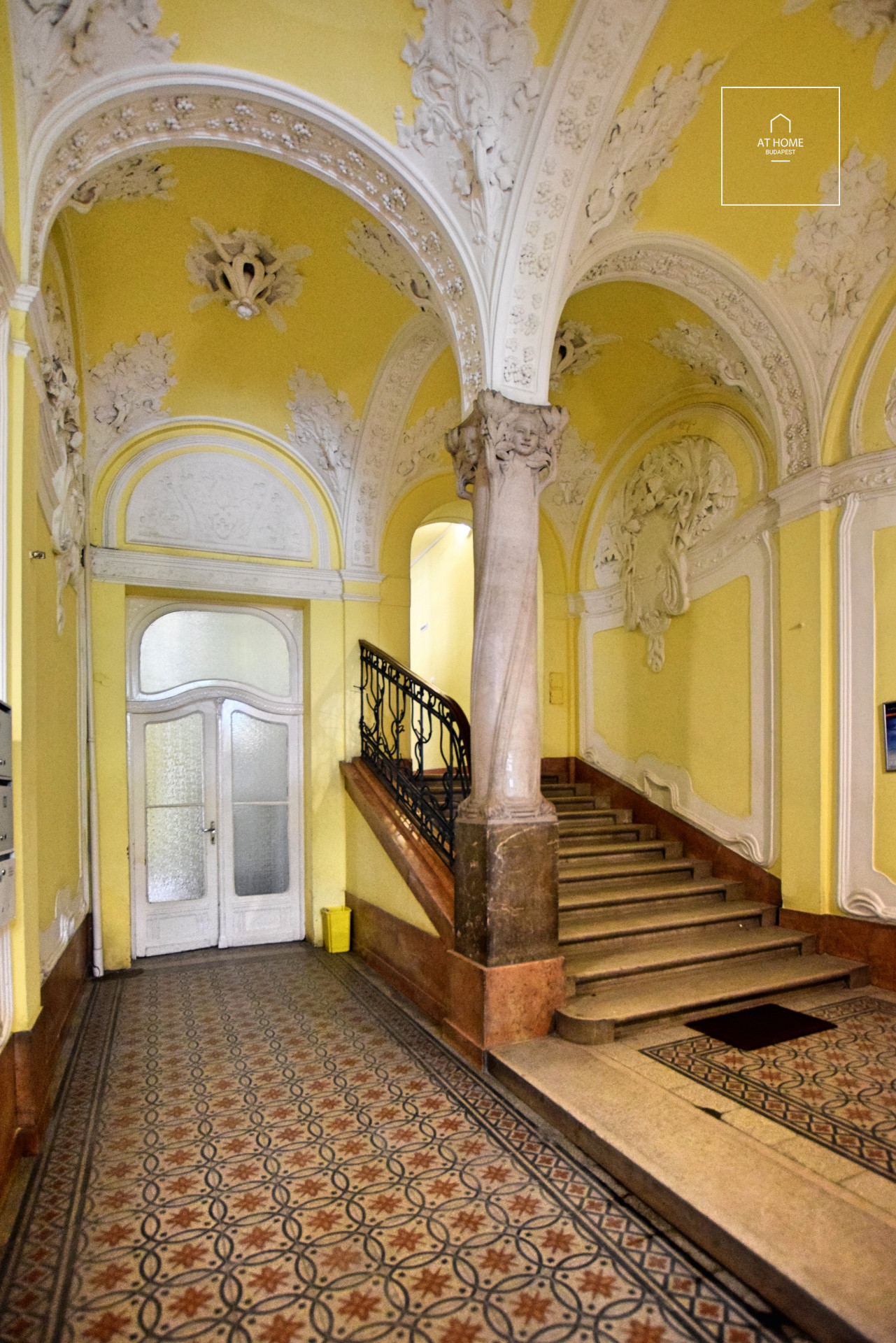 Three-bedroom apartment with a balcony near Parliament