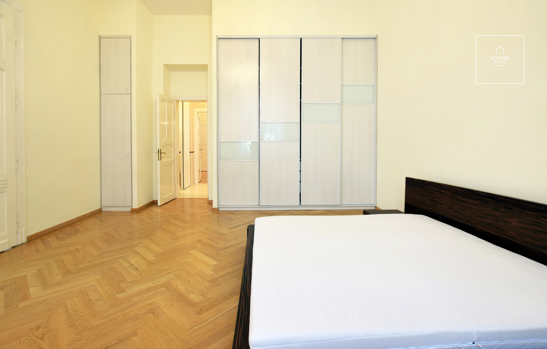 Three-bedroom apartment with a balcony near Parliament