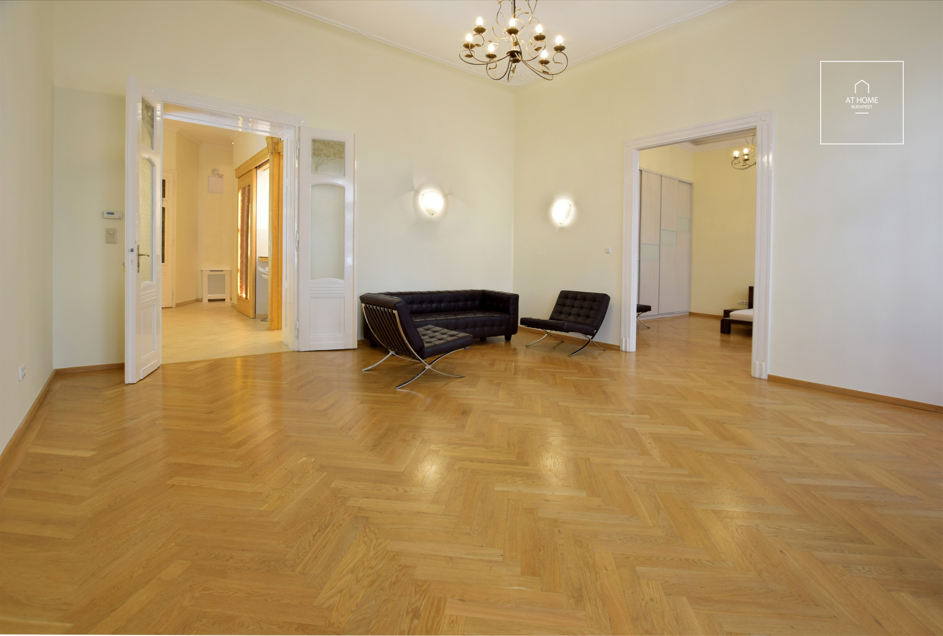 Three-bedroom apartment with a balcony near Parliament