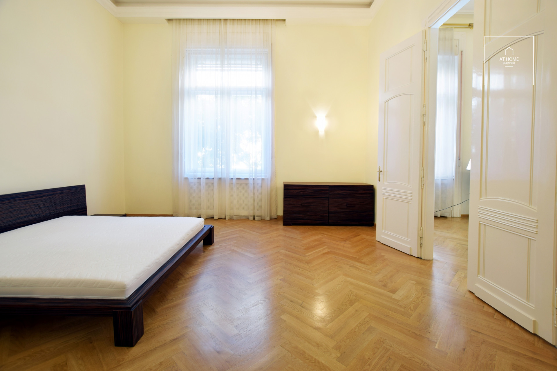 Three-bedroom apartment with a balcony near Parliament