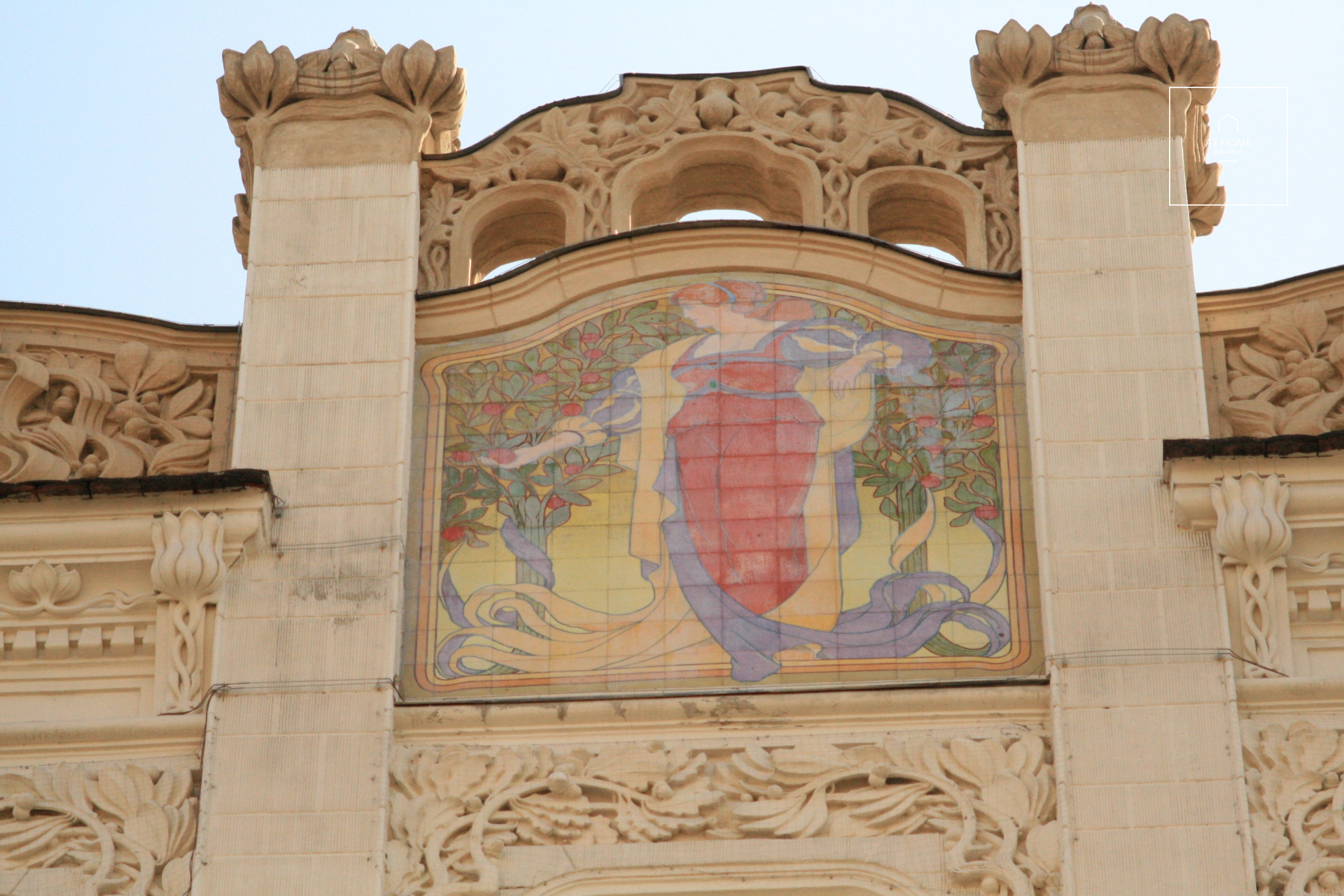 Three-bedroom apartment with a balcony near Parliament