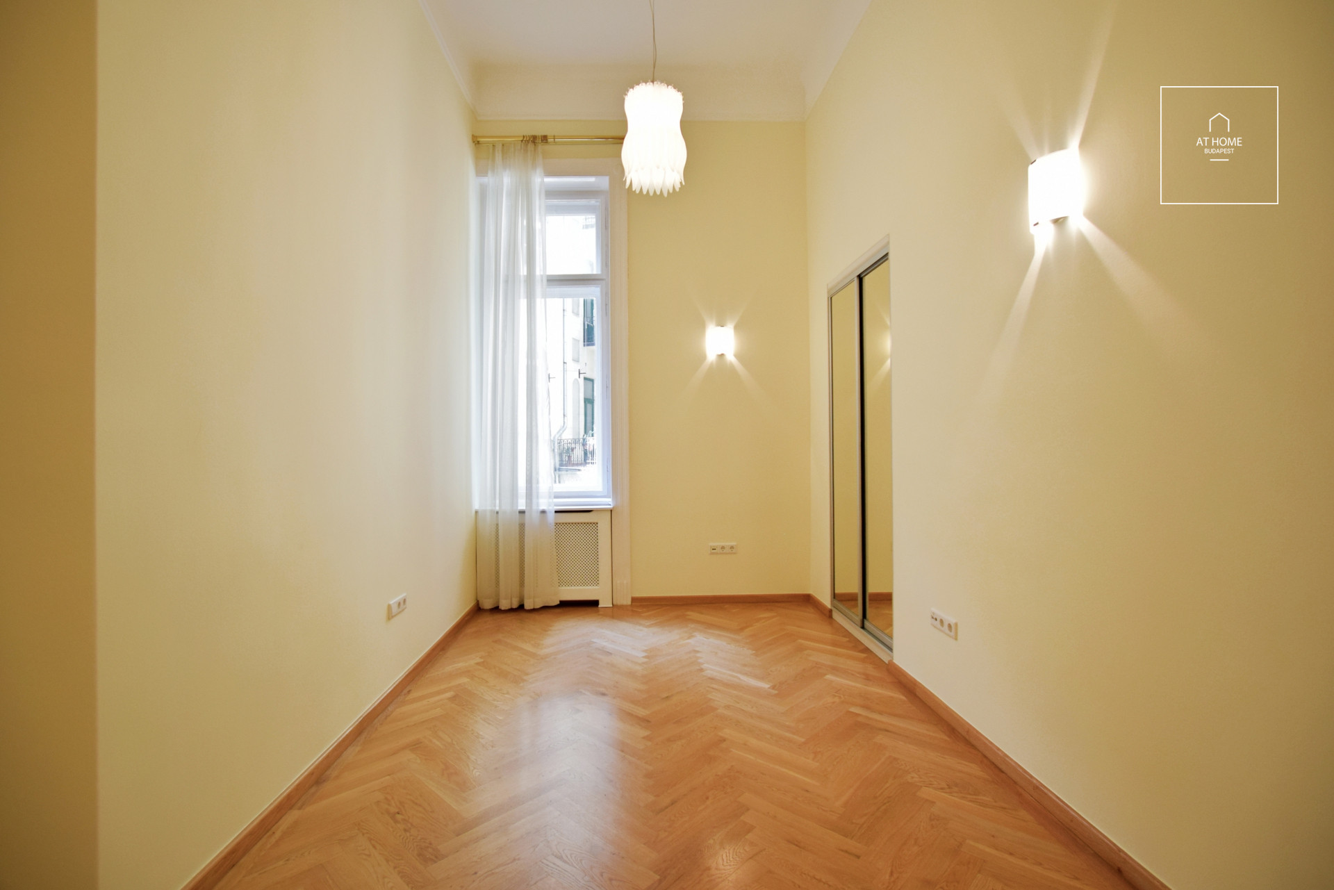 Three-bedroom apartment with a balcony near Parliament