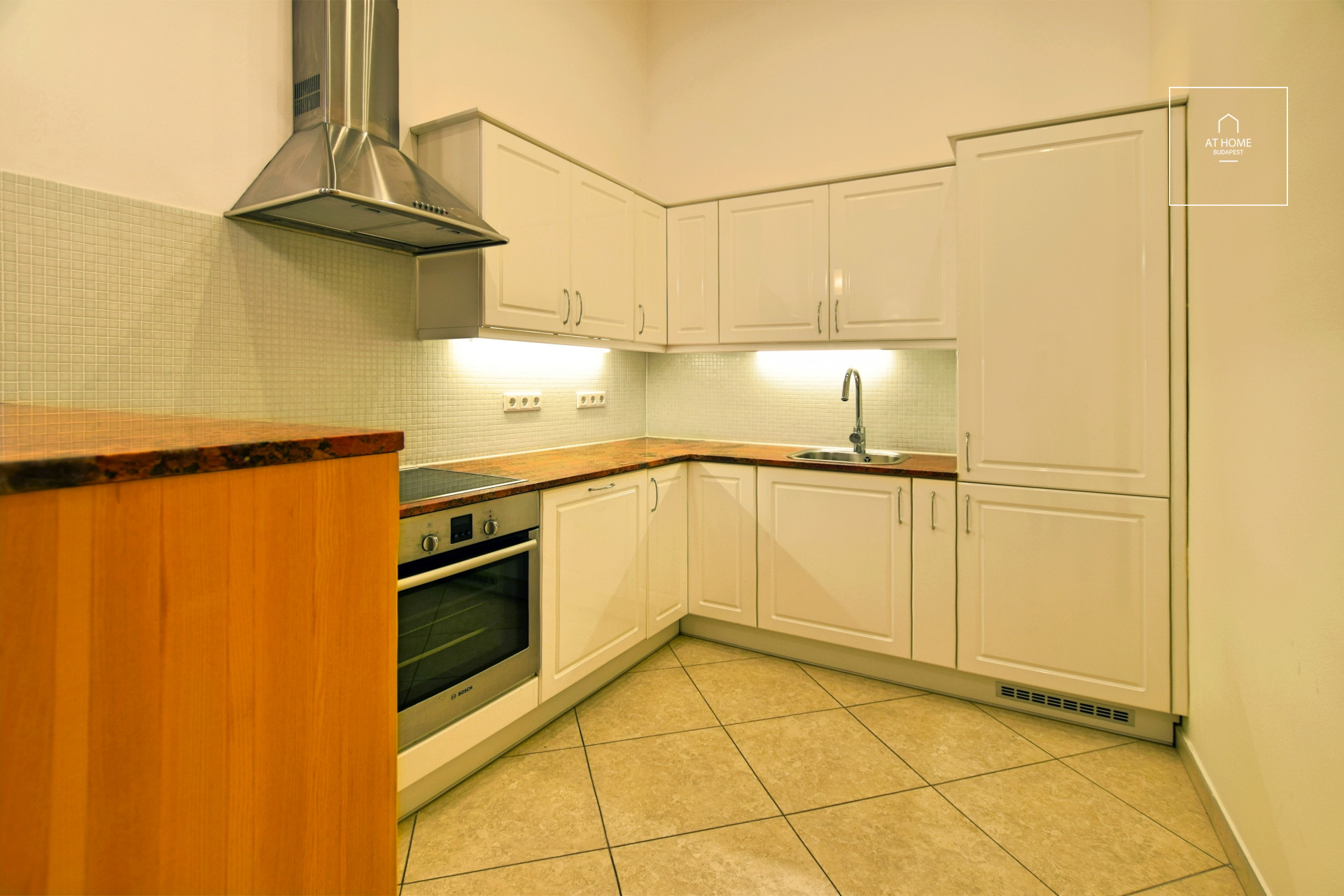 Three-bedroom apartment with a balcony near Parliament