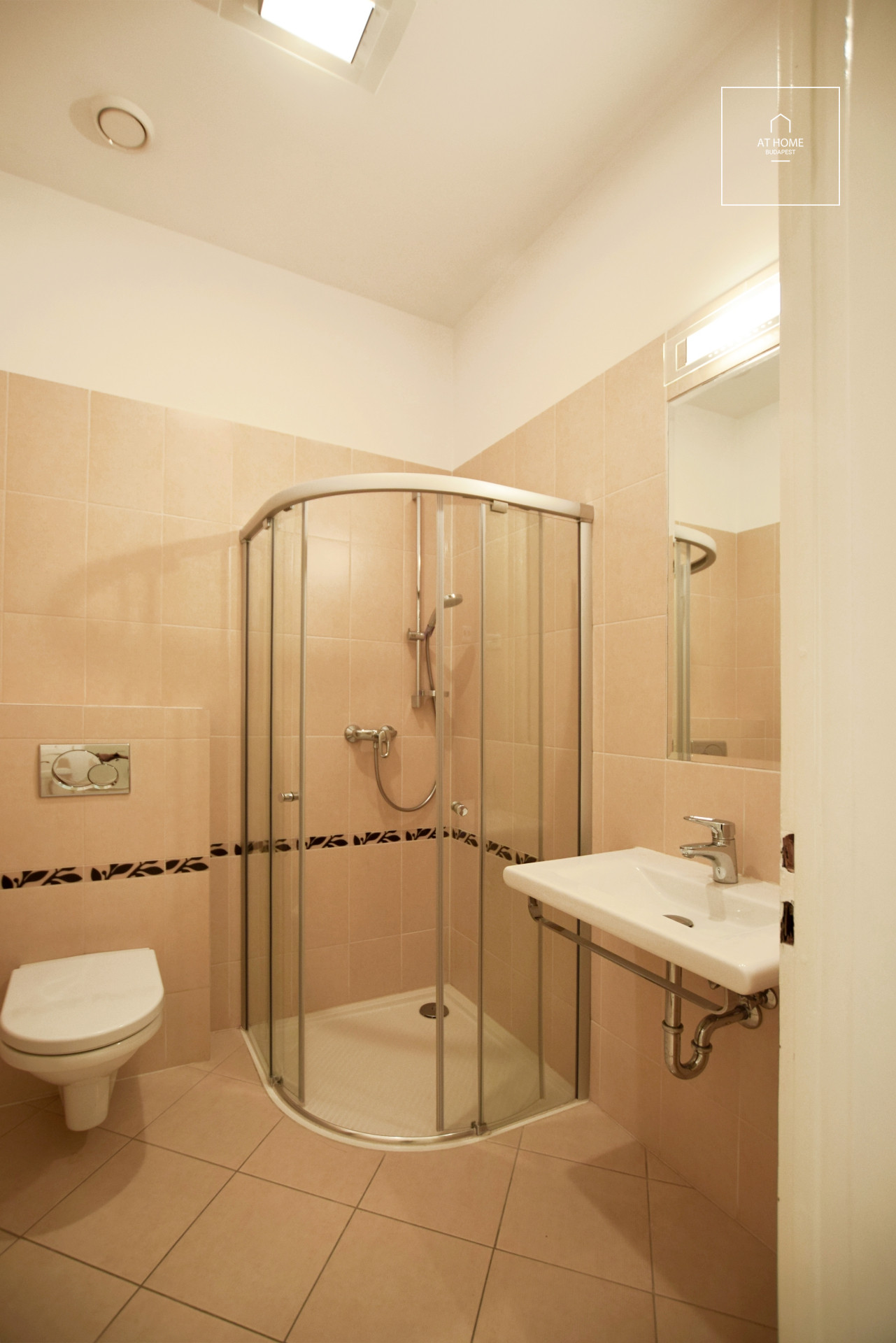 Three-bedroom apartment with a balcony near Parliament