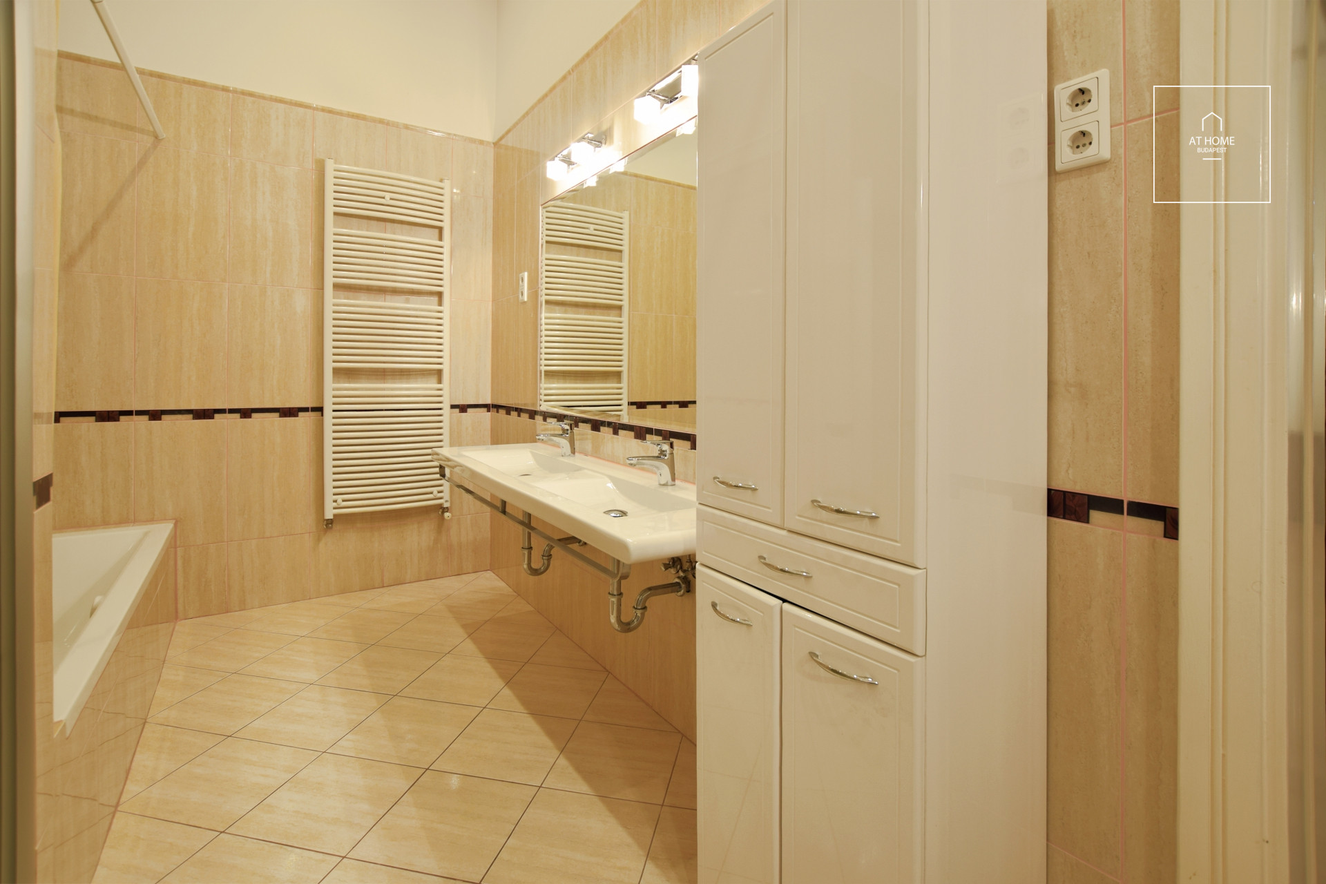 Három hálószobás lakás erkéllyel a Parlament közelében