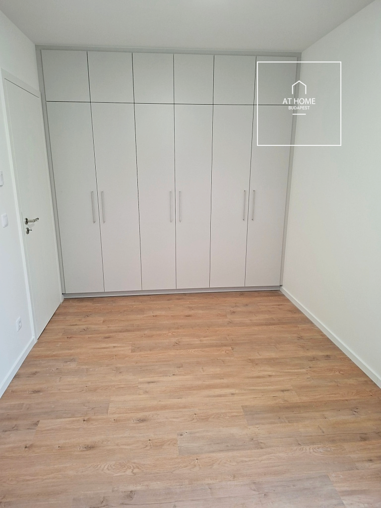 Newly built 3-bedroom apartment with two parking spaces and an electric charger in District 13