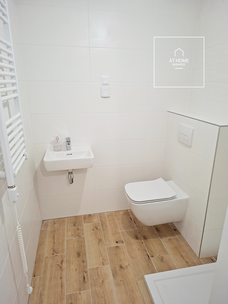 Newly built 3-bedroom apartment with two parking spaces and an electric charger in District 13