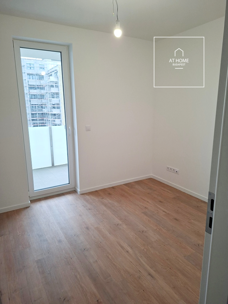 Newly built 3-bedroom apartment with two parking spaces and an electric charger in District 13