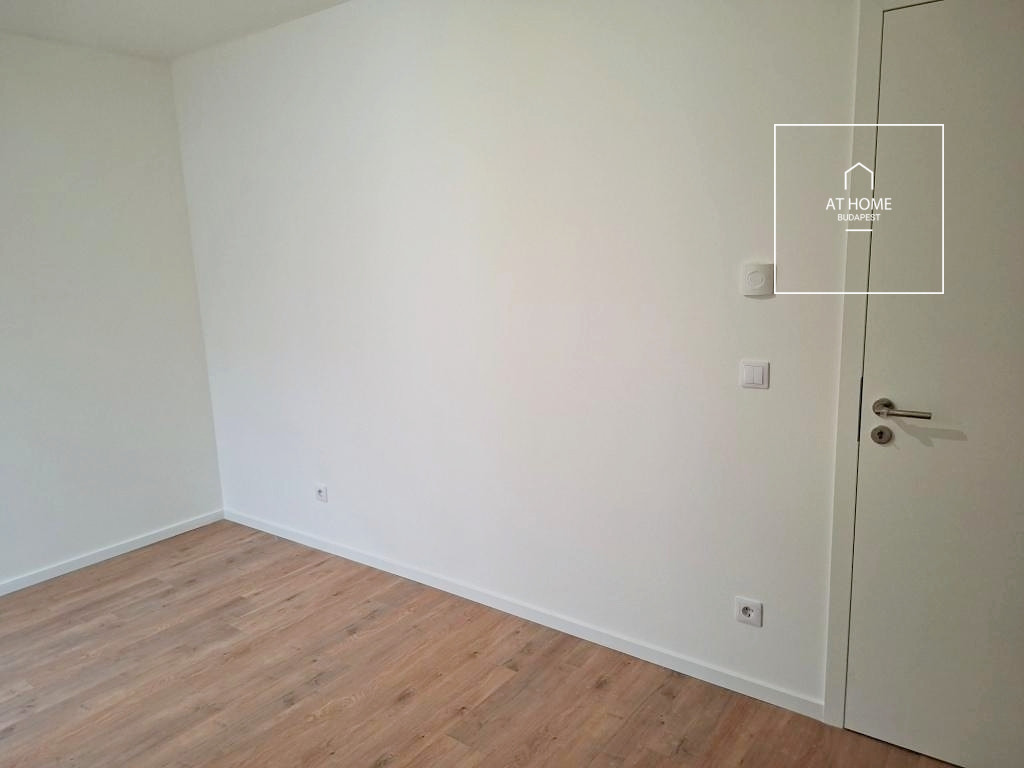 Newly built 3-bedroom apartment with two parking spaces and an electric charger in District 13