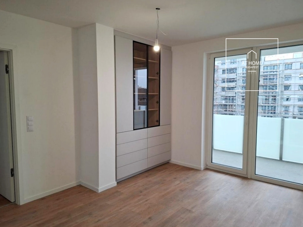 Newly built 3-bedroom apartment with two parking spaces and an electric charger in District 13