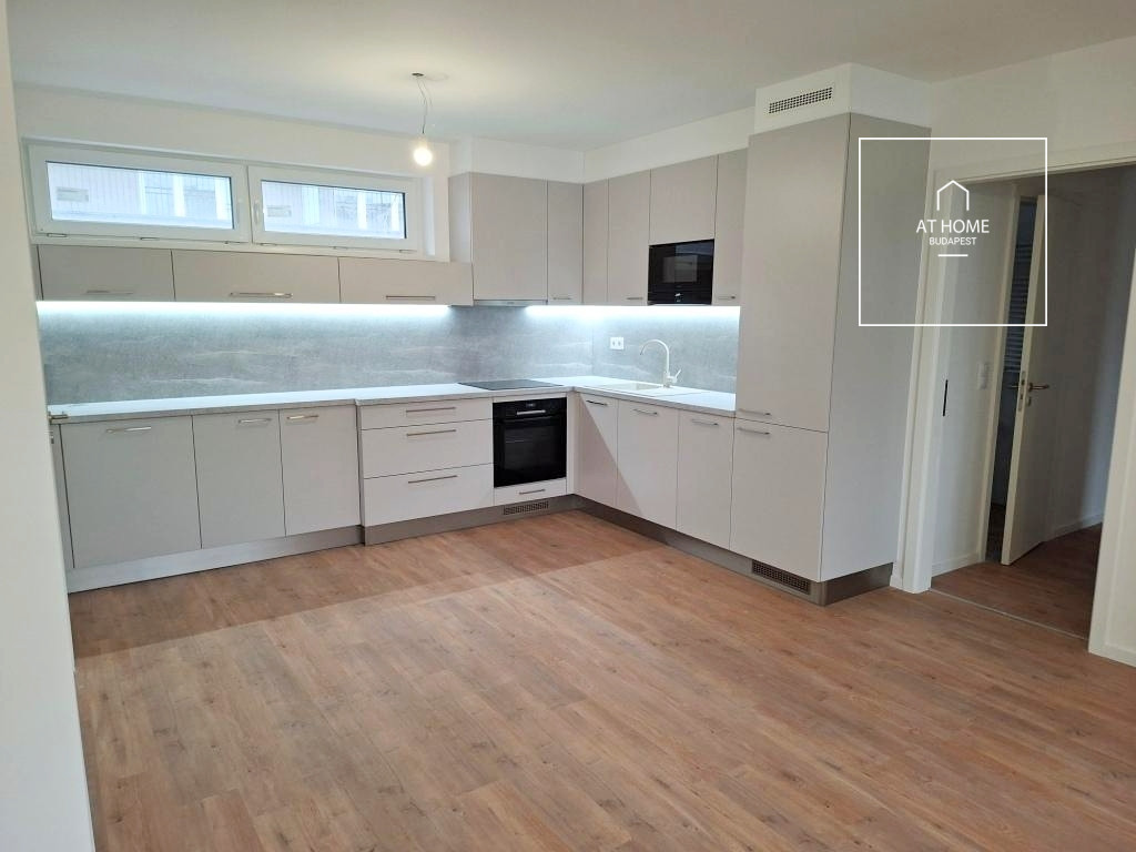 Newly built 3-bedroom apartment with two parking spaces and an electric charger in District 13