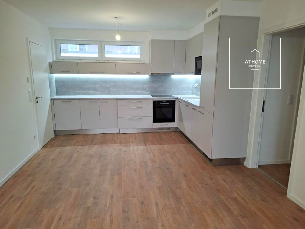 Newly built 3-bedroom apartment with two parking spaces and an electric charger in District 13