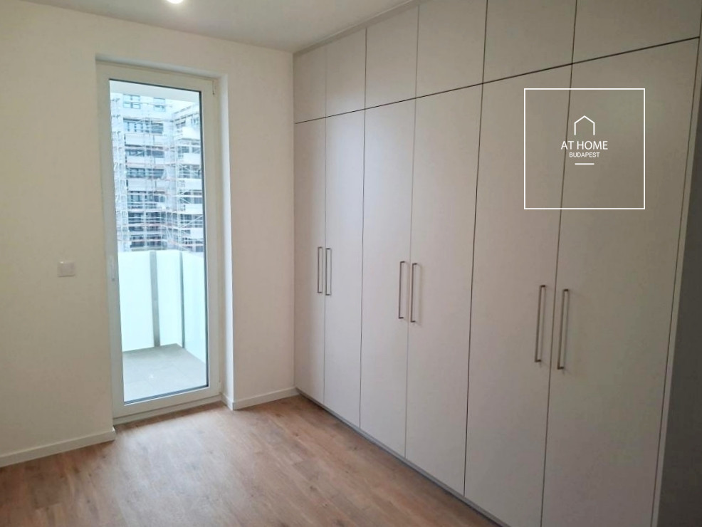 Newly built 3-bedroom apartment with two parking spaces and an electric charger in District 13
