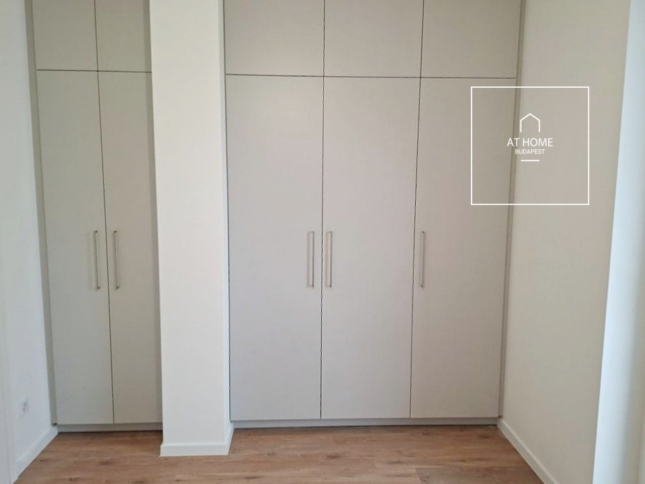 Newly built 3-bedroom apartment with two parking spaces and an electric charger in District 13