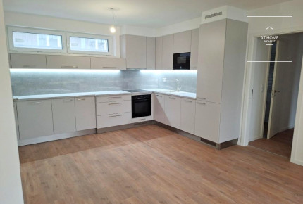 Newly built 3-bedroom apartment with two parking spaces and an electric charger in District 13