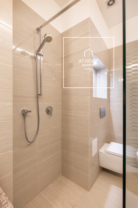 Renovated 3-Bedroom Stylish Apartment by the Basilica