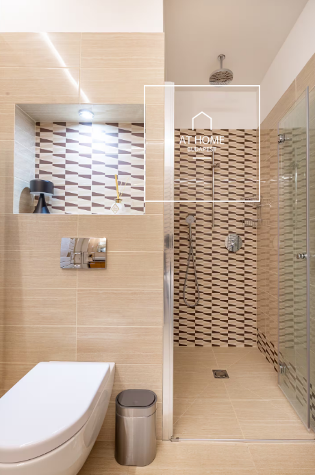 Renovated 3-Bedroom Stylish Apartment by the Basilica