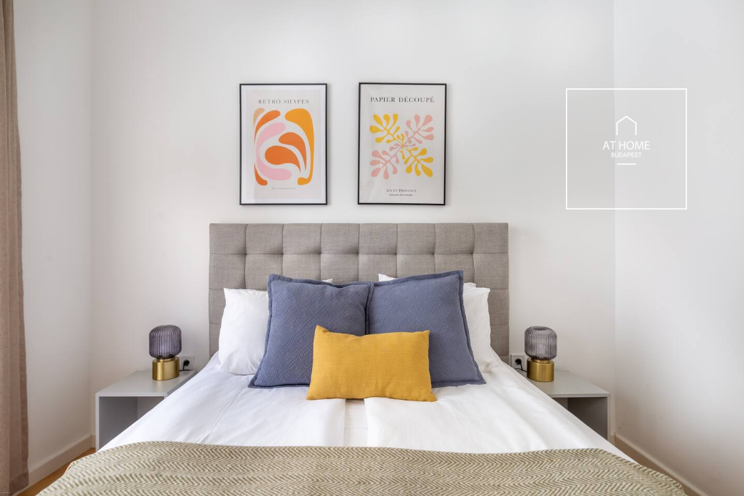 Renovated 3-Bedroom Stylish Apartment by the Basilica