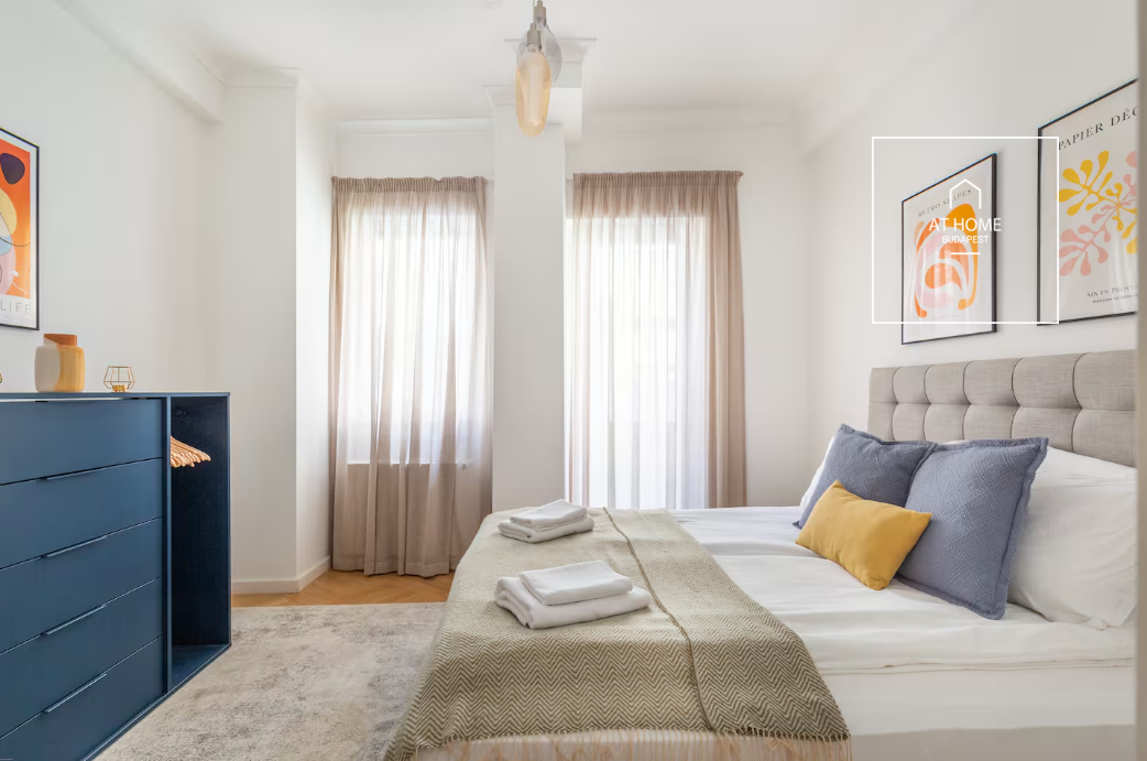 Renovated 3-Bedroom Stylish Apartment by the Basilica