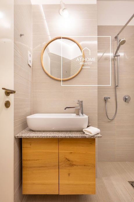 Renovated 3-Bedroom Stylish Apartment by the Basilica