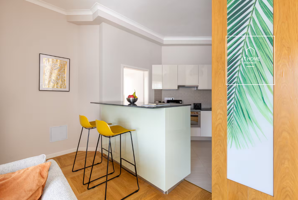 Renovated 3-Bedroom Stylish Apartment by the Basilica