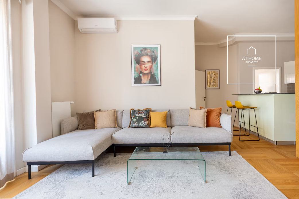 Renovated 3-Bedroom Stylish Apartment by the Basilica