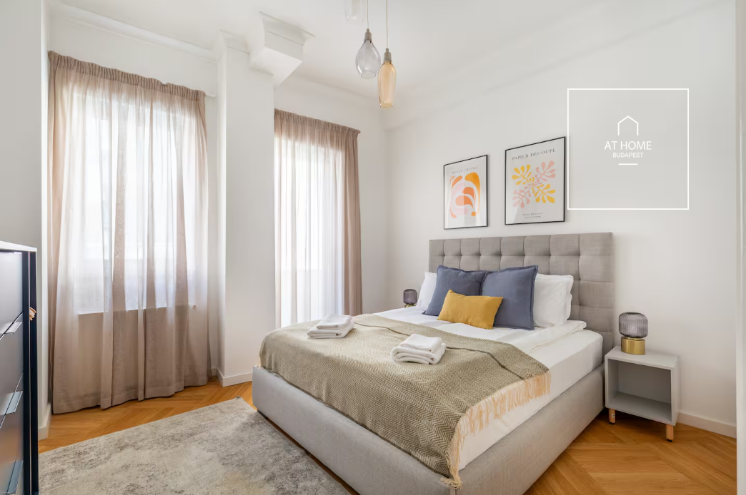 Renovated 3-Bedroom Stylish Apartment by the Basilica