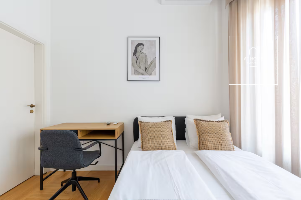 Renovated 3-Bedroom Stylish Apartment by the Basilica