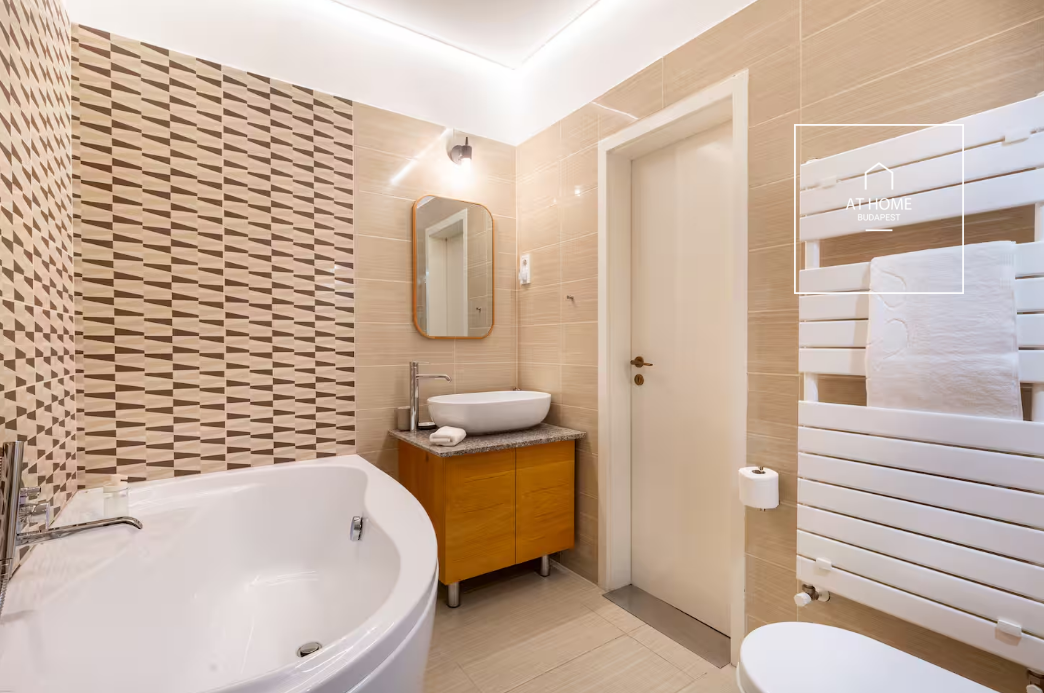 Renovated 3-Bedroom Stylish Apartment by the Basilica