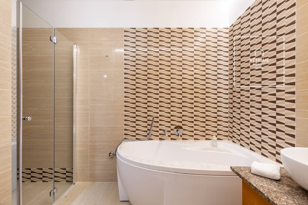 Renovated 3-Bedroom Stylish Apartment by the Basilica