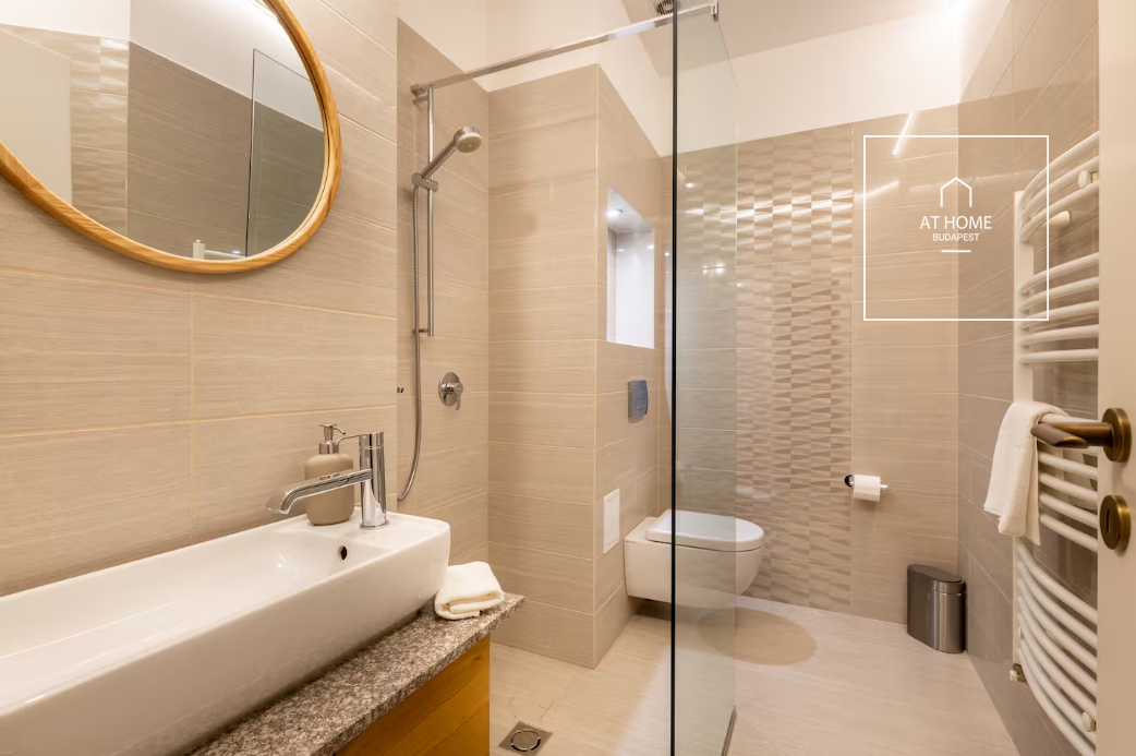 Renovated 3-Bedroom Stylish Apartment by the Basilica