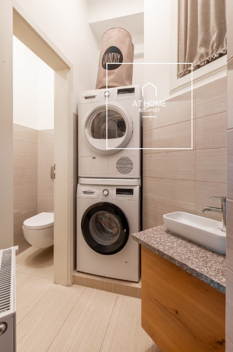 Renovated 3-Bedroom Stylish Apartment by the Basilica