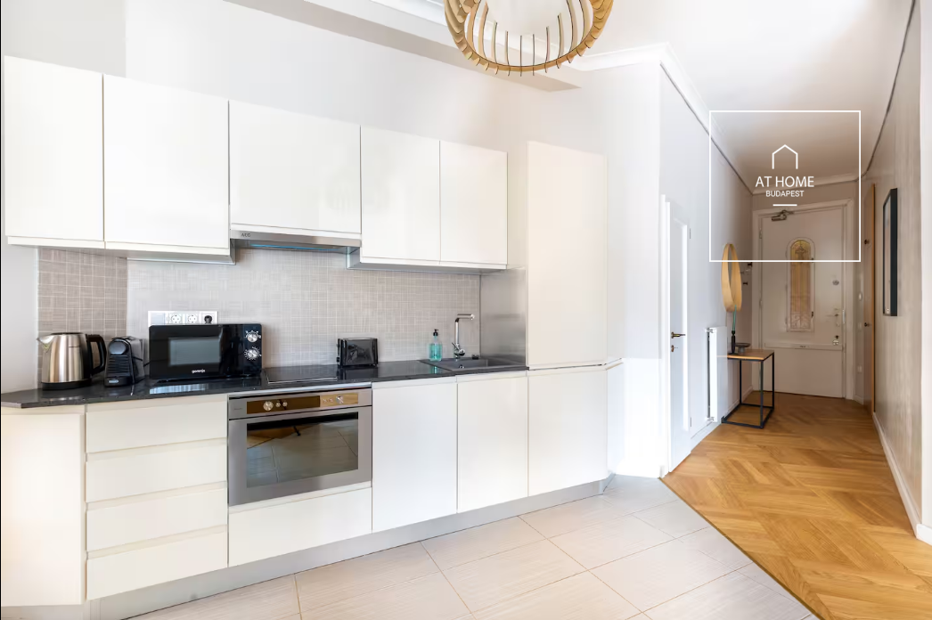 Renovated 3-Bedroom Stylish Apartment by the Basilica