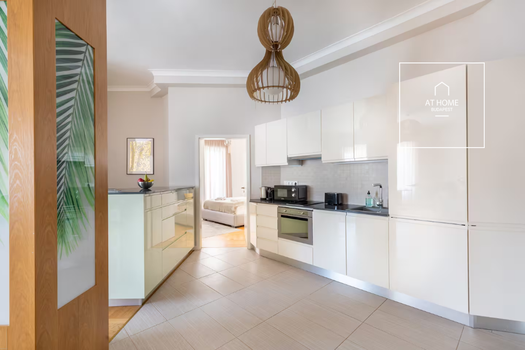 Renovated 3-Bedroom Stylish Apartment by the Basilica