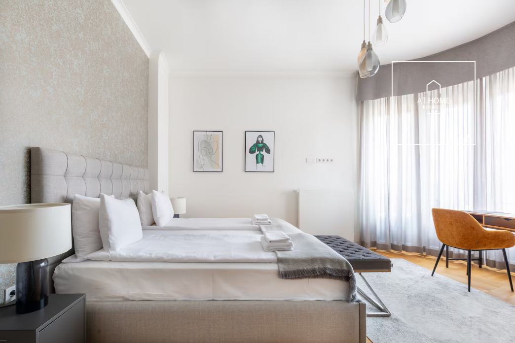 Renovated 3-Bedroom Stylish Apartment by the Basilica