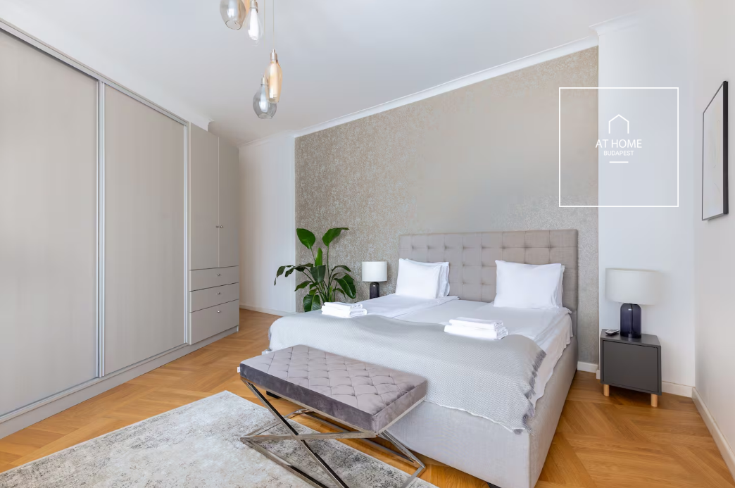 Renovated 3-Bedroom Stylish Apartment by the Basilica