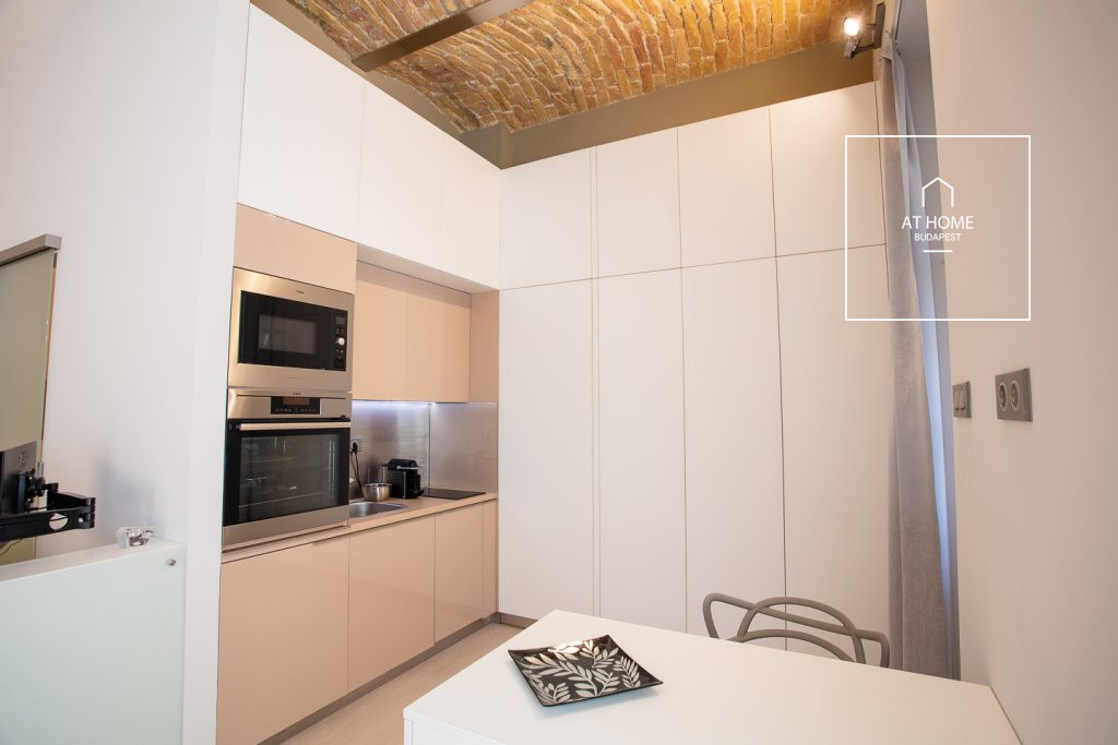 Renovated, modern 41 sqm first-floor apartment next to the Opera in District VI