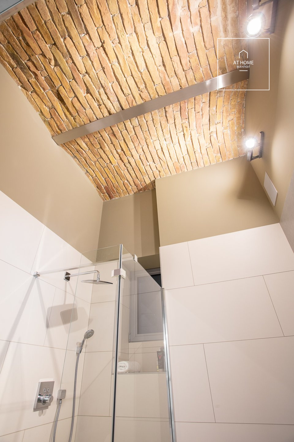 Felújított, modern 41nm-es első emeleti lakás az Opera mellett a VI. kerületben