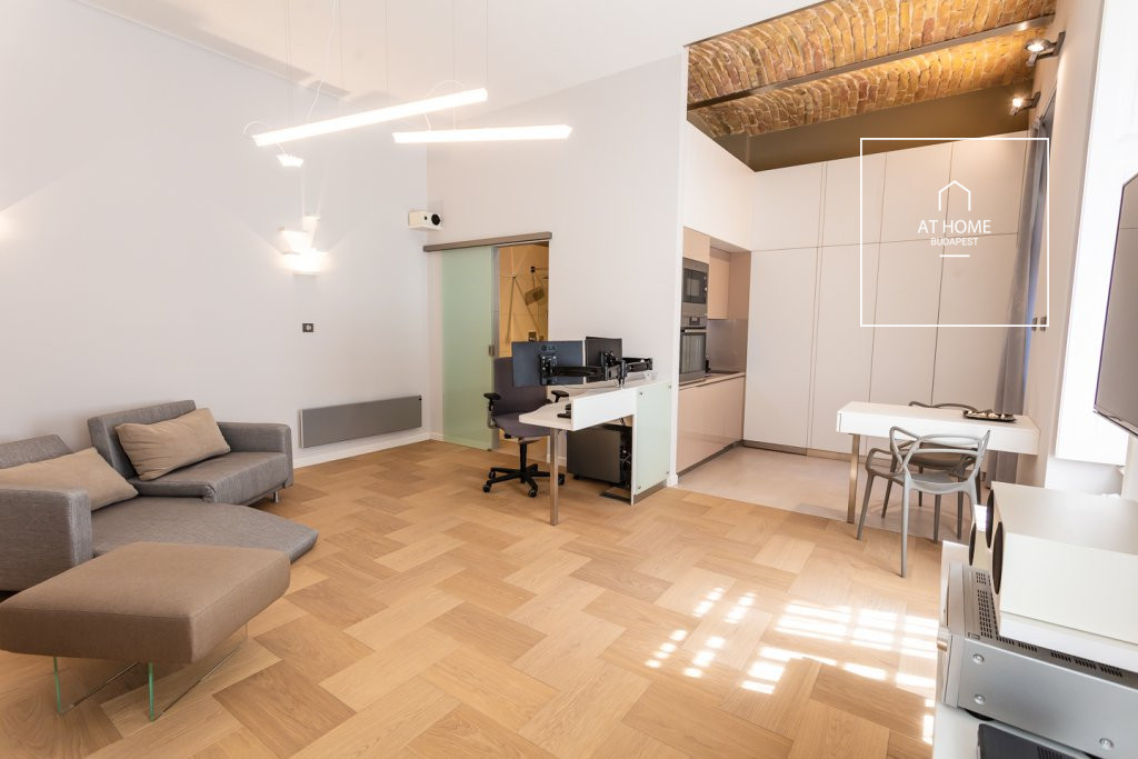 Renovated, modern 41 sqm first-floor apartment next to the Opera in District VI