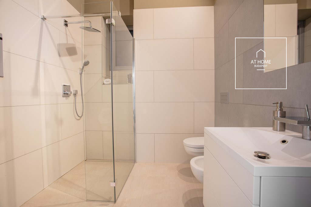 Renovated, modern 41 sqm first-floor apartment next to the Opera in District VI